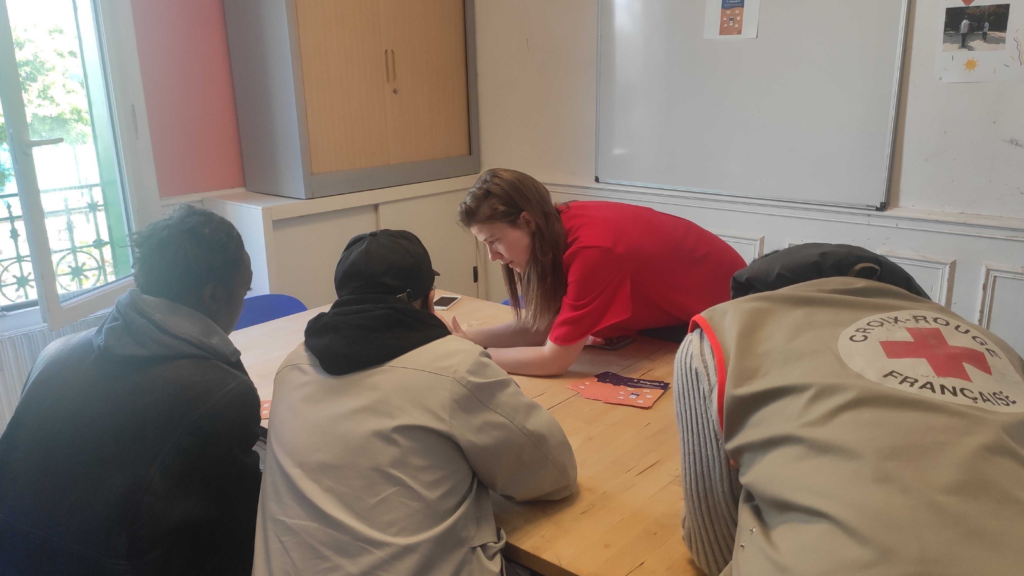 Ségolène de Solinum discute avec des acteurs de la solidarité, dont la Croix-Rouge française.